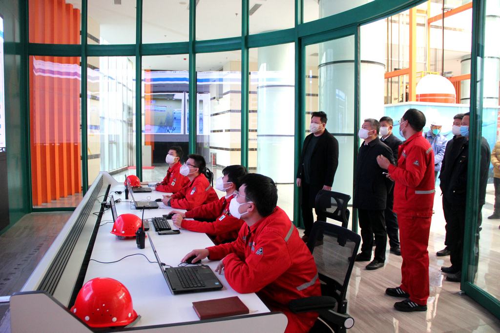 市委常委、副市長賈剛一行來潔晶檢查安全生產(chǎn)工作