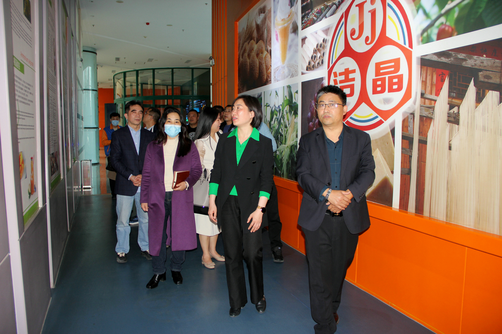 仙桃市黨組成員張艷敏來潔晶集團考察
