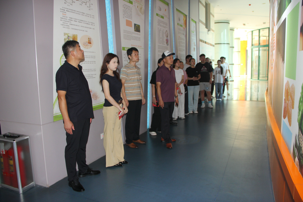 20250819情系職工子女  助力夢想啟航——潔晶集團(tuán)舉行職工子女高考獎(jiǎng)學(xué)金發(fā)放儀式5_1