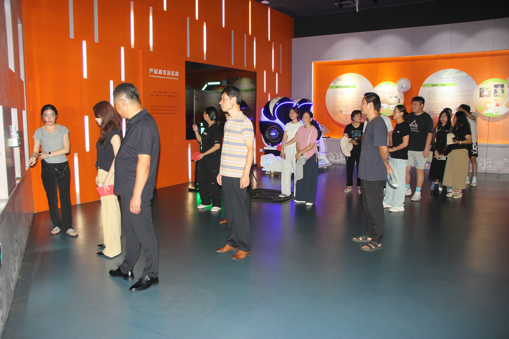 20250819情系職工子女  助力夢想啟航——潔晶集團(tuán)舉行職工子女高考獎(jiǎng)學(xué)金發(fā)放儀式7_1